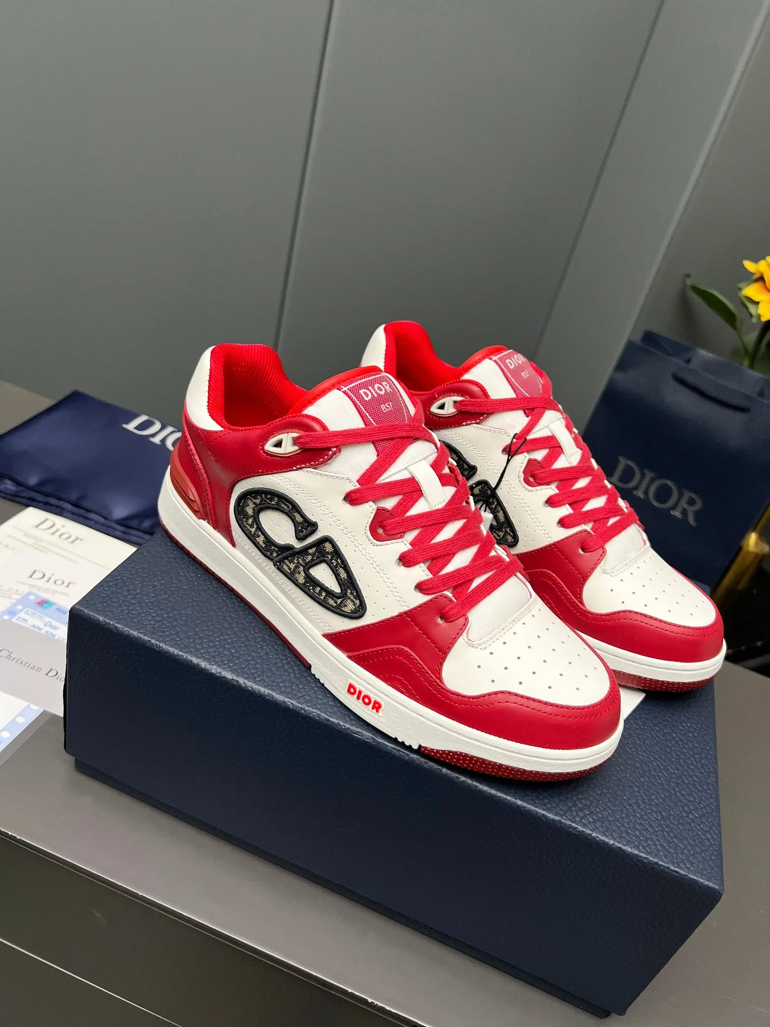 Men's Men's Shoes 💰600 Dior DiorB57 top version of low-top sneakers! ! ! Navy blue with beige smooth first-layer cowhide, fully oiled edges, T men's shoes 💰U outsole.  The 2024 autumn men's wear series has made a wonderful debut, a new classic item launched by Dior. Crafted from smooth first-grain cow leather in navy blue and beige, it's accented by a large leather heat-stamped CD logo on the sides. The distinctive laces of the same color match the color of the shoe body, and the opening and closing are decorated with various classic details on the tongue, sole and back side to enhance the style. The eyelet details, upper stitching and heel strip panels of the same color highlight the dynamic charm of its sports style. Exclusive two-color molded T men's shoes 💰U outsole is light, comfortable, non-slip and wear-resistant, the mesh lining and feet are customized with original colors, soft and breathable. Exquisite production technology highlights the grade, and can be matched with all kinds of clothing to create a refined look.